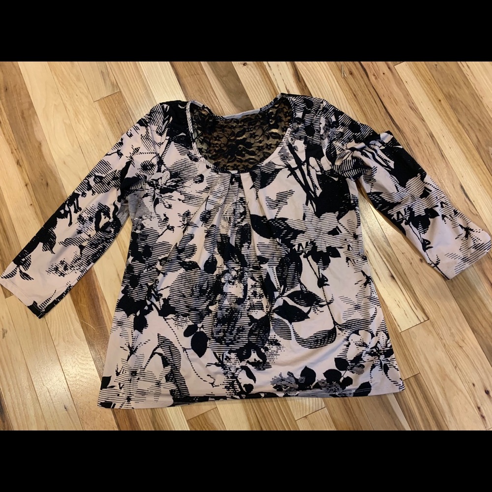 2 Medium Tops - Picture 2 of 5